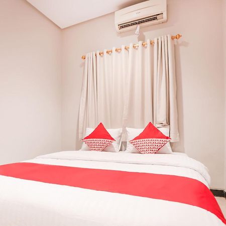 Oyo 148 Cempaka Place Homestay Giacarta Esterno foto