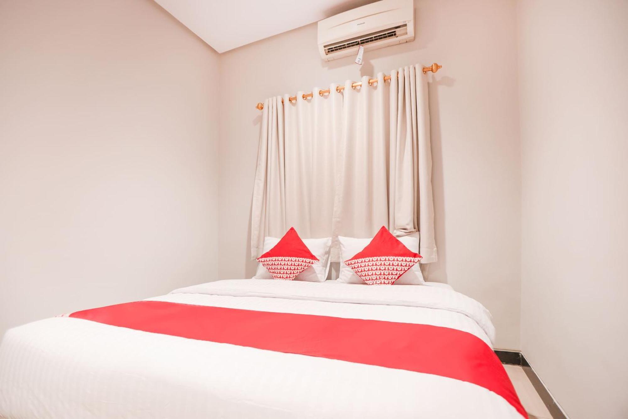 Oyo 148 Cempaka Place Homestay Giacarta Esterno foto