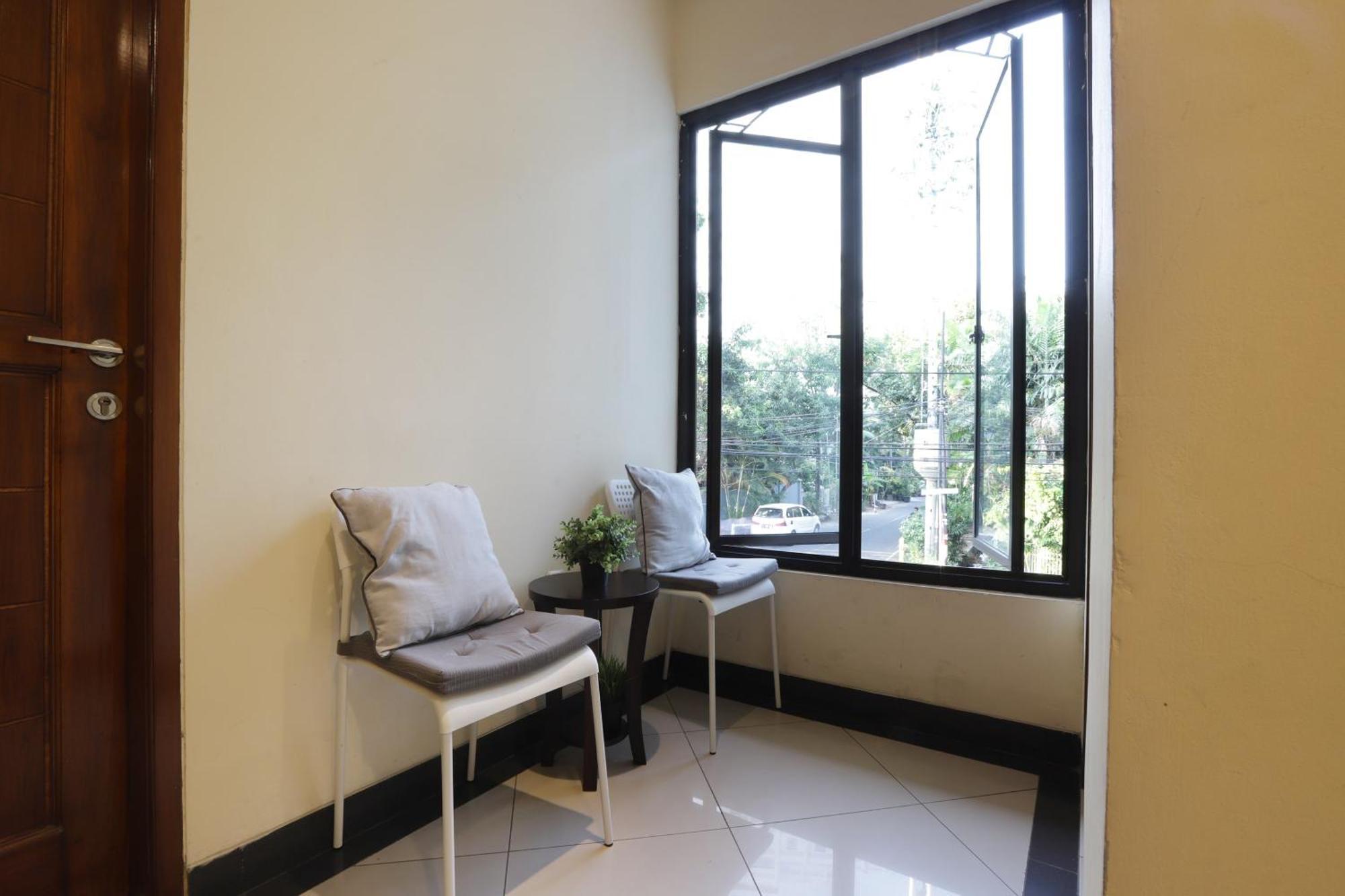 Oyo 148 Cempaka Place Homestay Giacarta Esterno foto