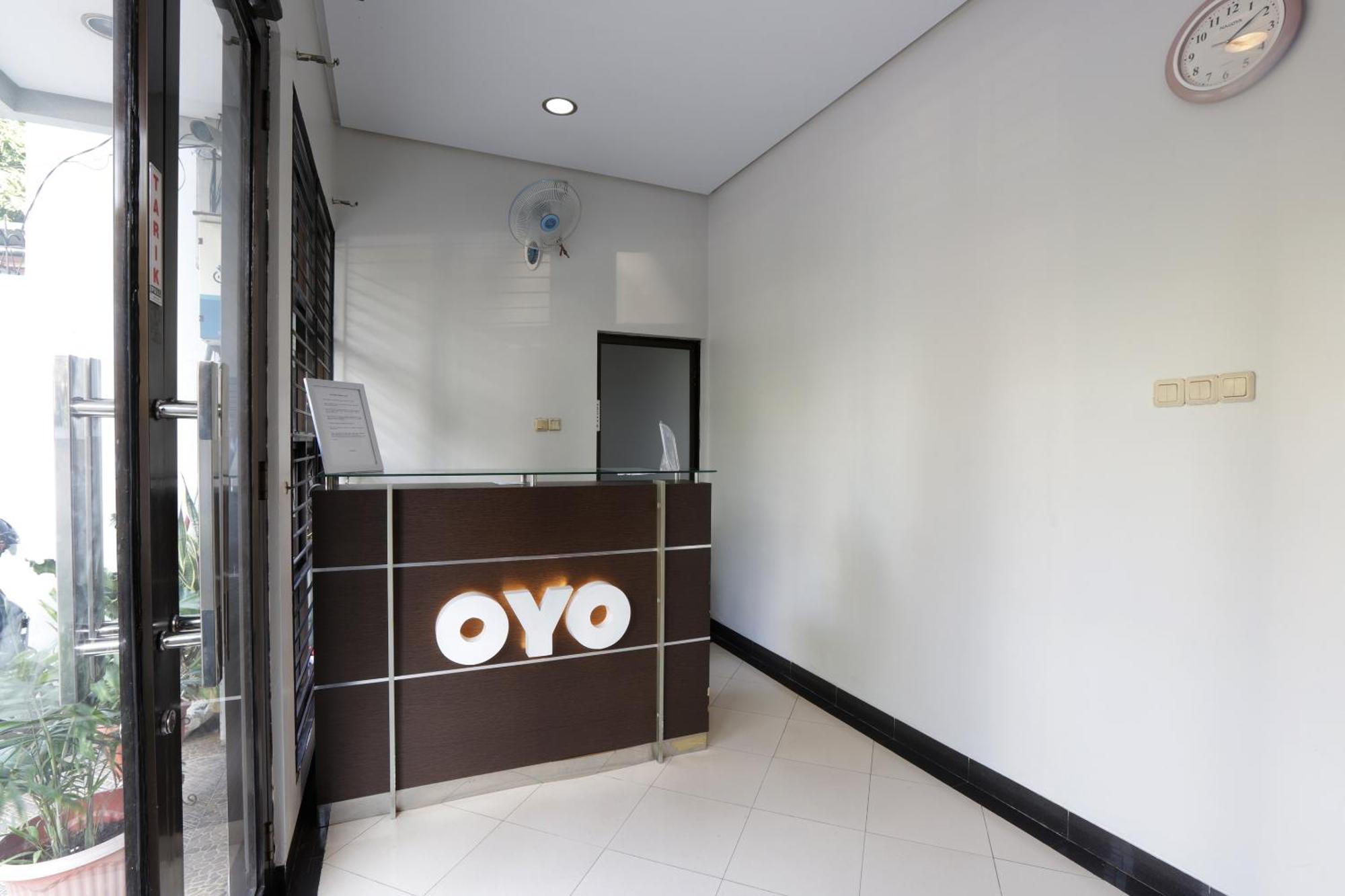 Oyo 148 Cempaka Place Homestay Giacarta Esterno foto