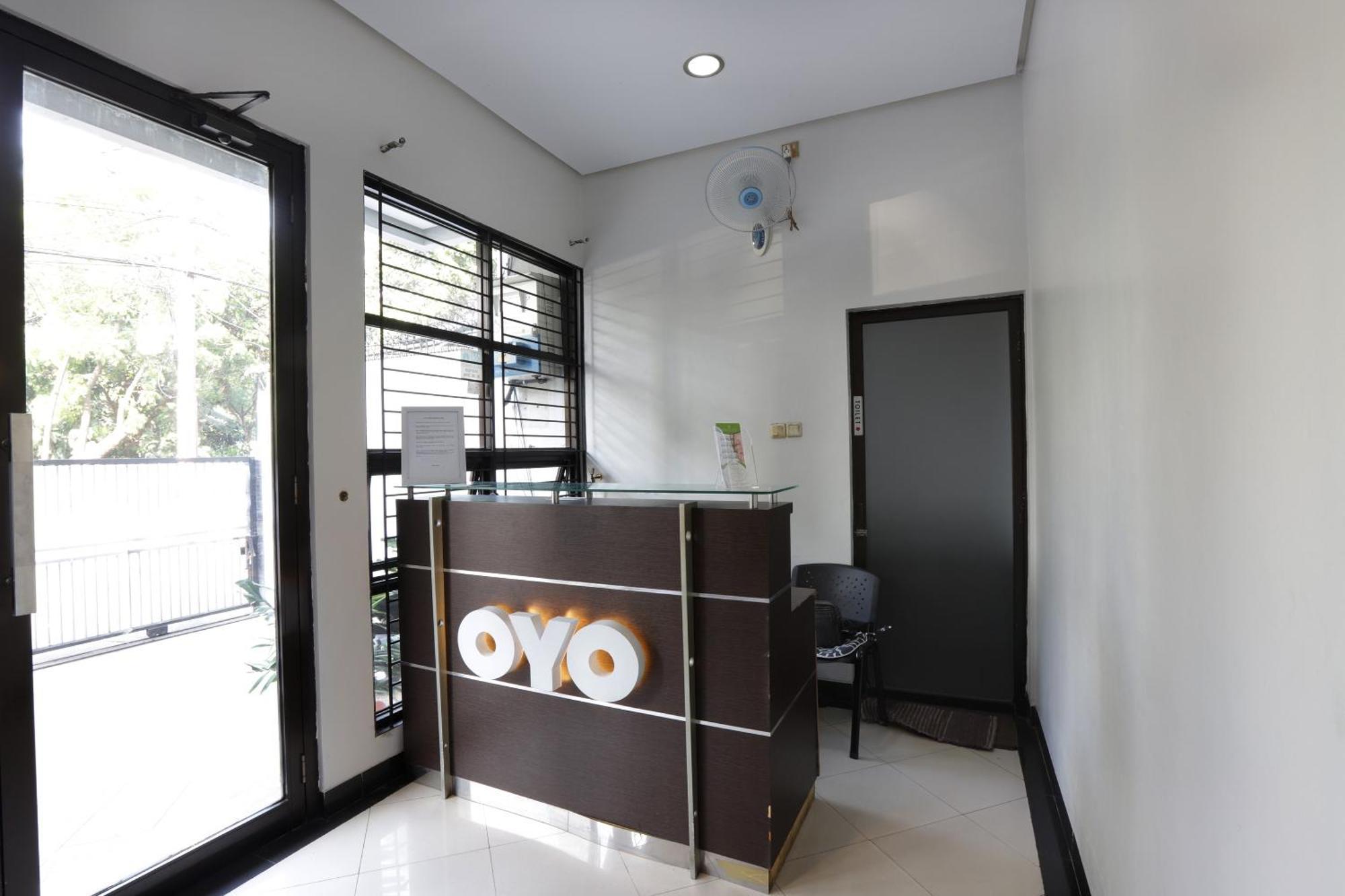 Oyo 148 Cempaka Place Homestay Giacarta Esterno foto