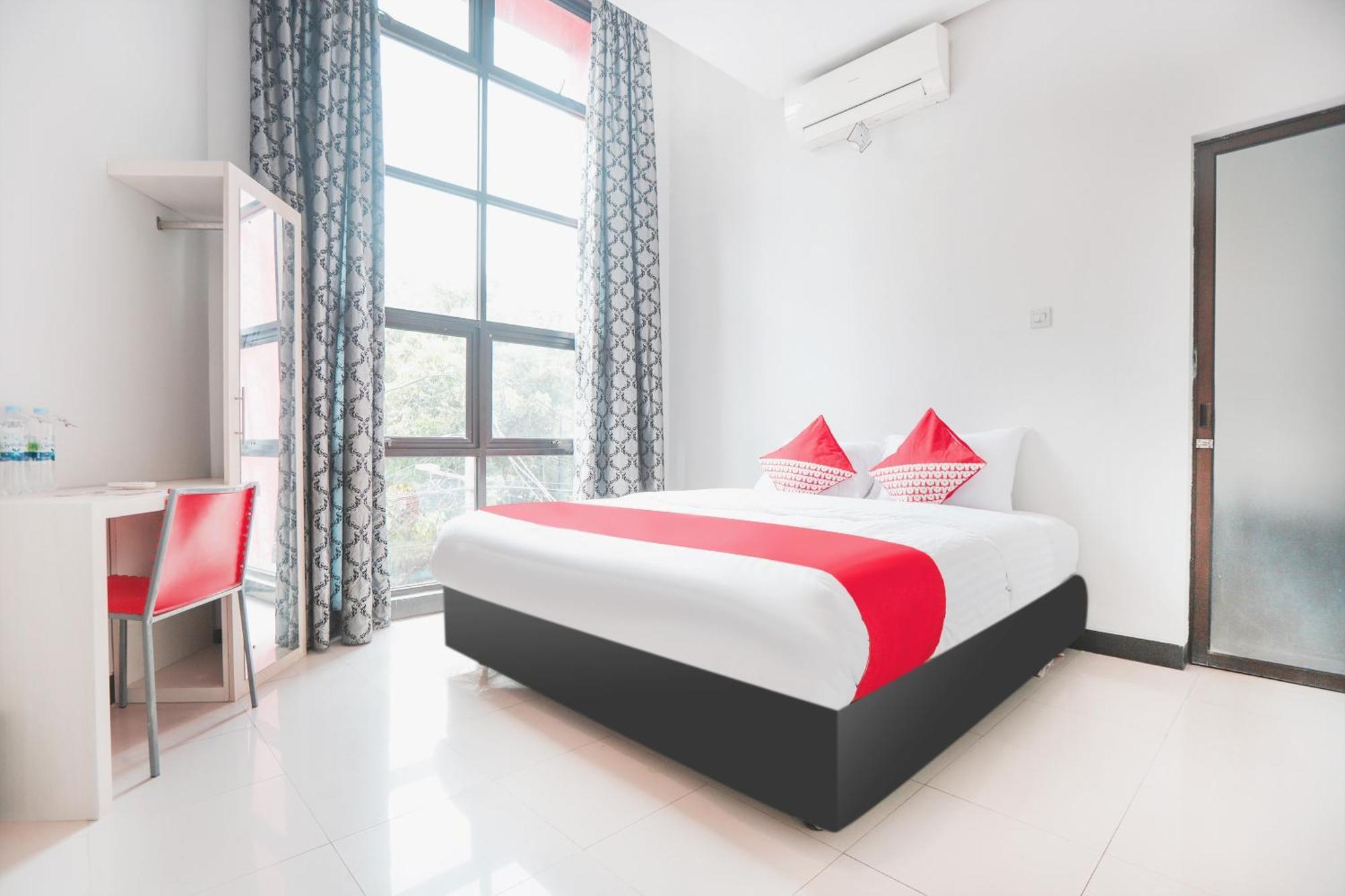 Oyo 148 Cempaka Place Homestay Giacarta Esterno foto