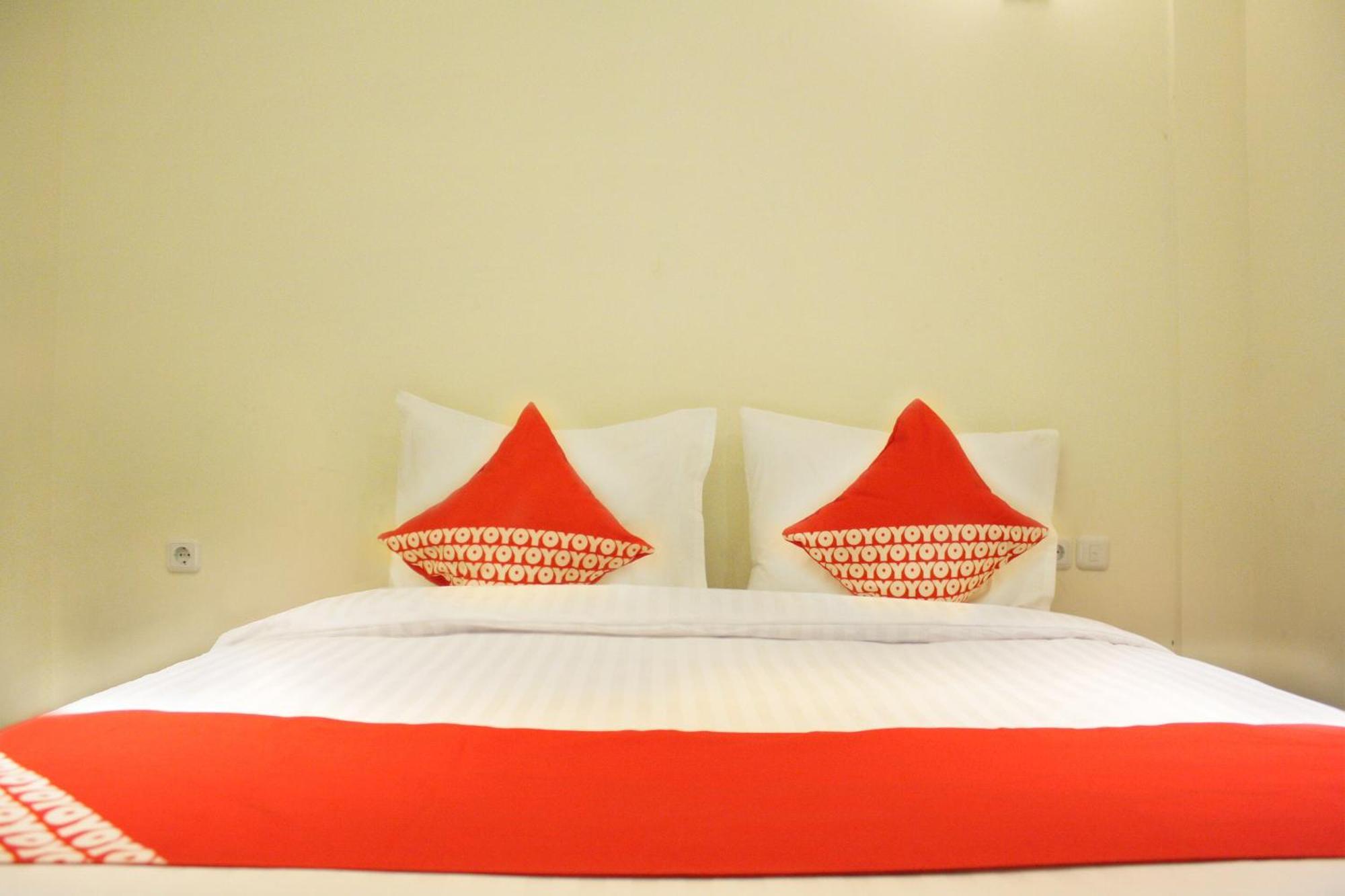 Oyo 148 Cempaka Place Homestay Giacarta Esterno foto